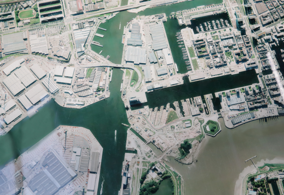Der Hafen Antwerpen-Zeebrugge von oben 